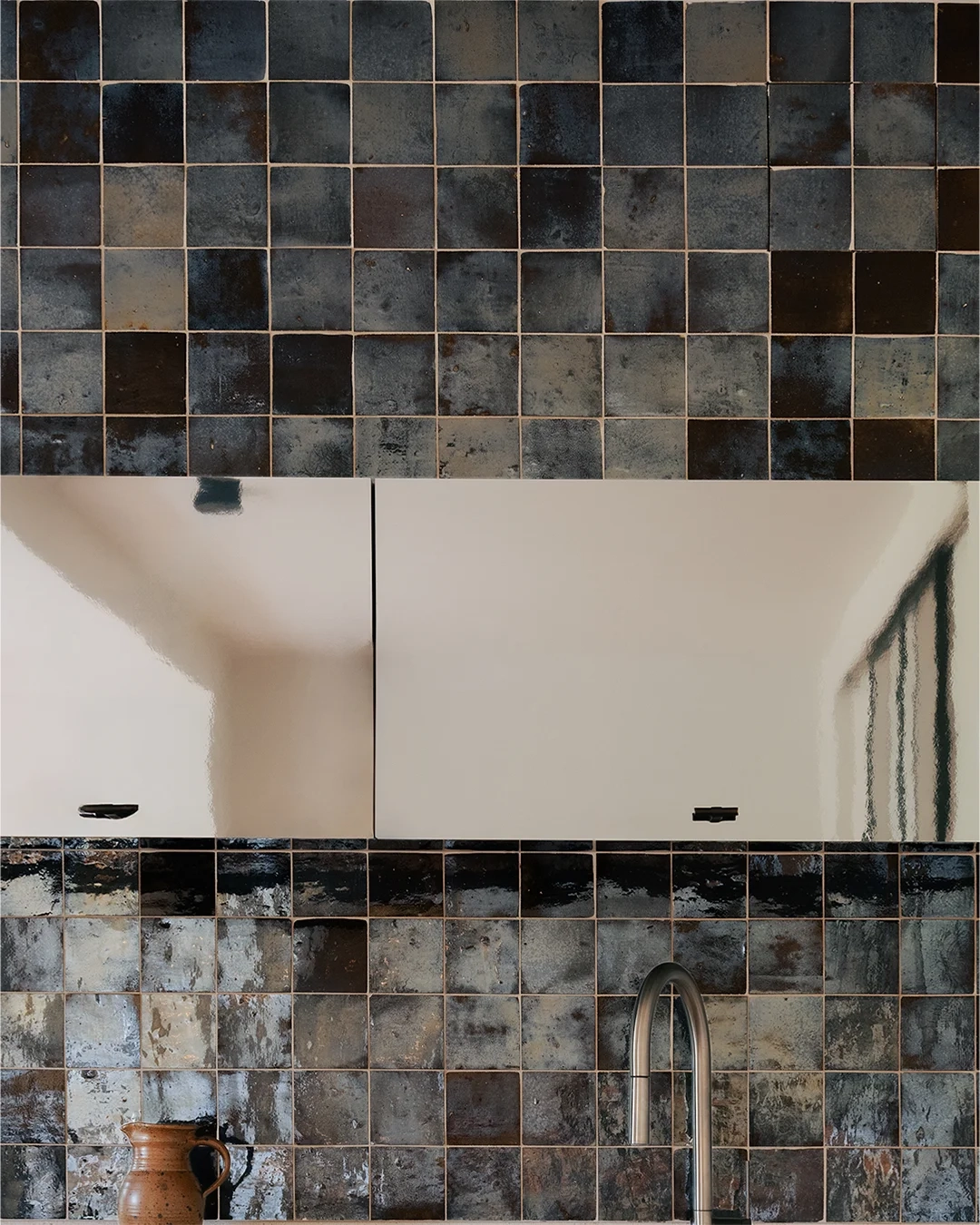 Kitchen backsplash with reflective zellige tiles